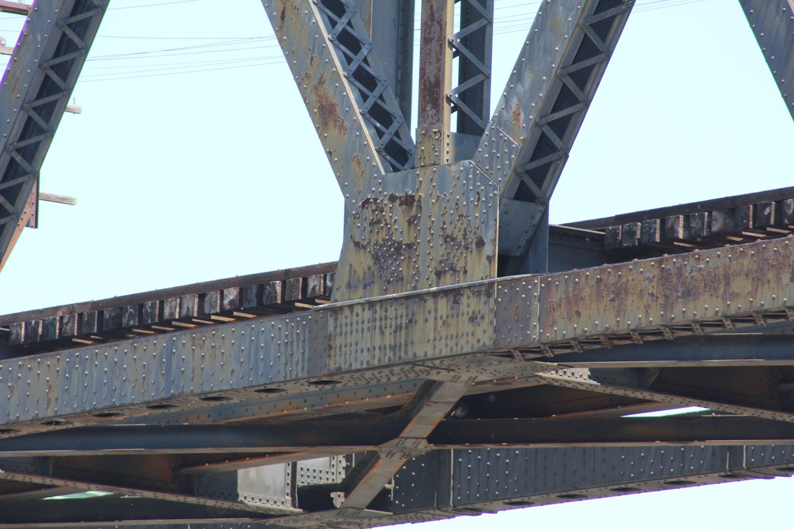 Lower connection, cantilever span